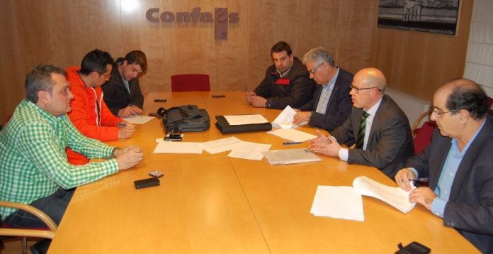 Imagen de la firma del convenio colectivo del sector del Metal para 2015 y 2016.