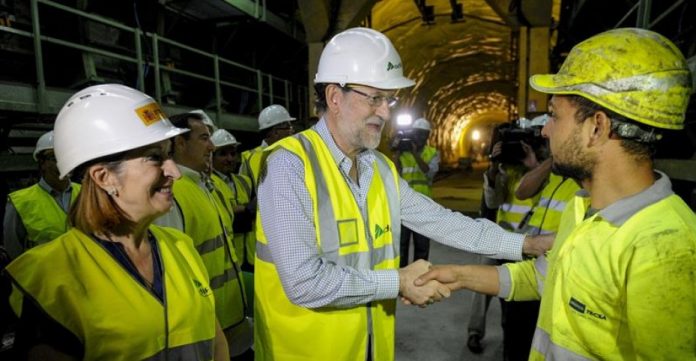 El presidente, Mariano Rajoy, durante su visita a las obras del AVE Madrid-Galicia.