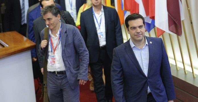 El ministro de finanzas de Grecia, Euclides Tsakalotos (i), se aleja del primer ministro, Alexis Tsipras.