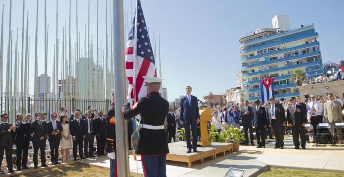 John Kerry, secretario de Estado de EE.UU. encargado de izar la bandera