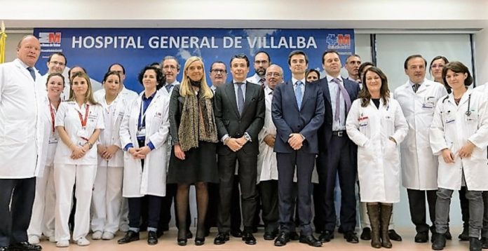 Ignacio González (centro), con Víctor Madera (derecha, con la corbata torcida) en la inauguración del Hospital de Villalba