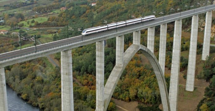 Acciona se suma a ACS, FCC y Ferrovial: las cuatro constructoras se presentan a las licitaciones de las obras de la alta velocidad ferroviaria inglesa.