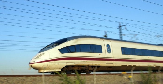 La ministra de Fomento, Ana Pastor, ha visitado dos talleres ferroviarios en las localidades de Llodio y Amurrio.