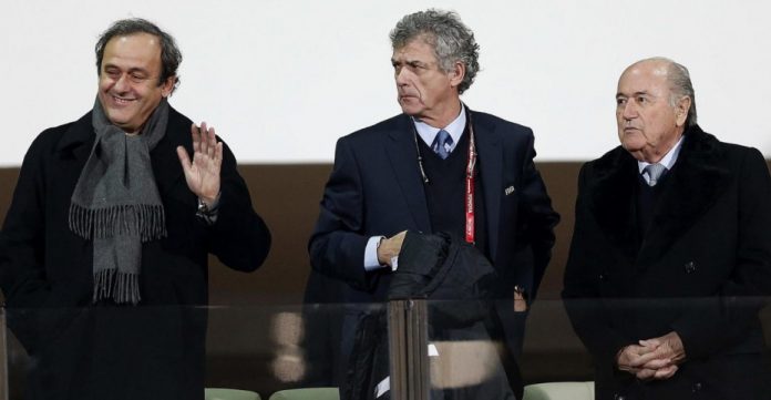 En el centro, Ángel María Villar, presidente de la Real Federación Española de Fútbol, flanqueado por Michel Platini (i) y Sepp Blatter (d).