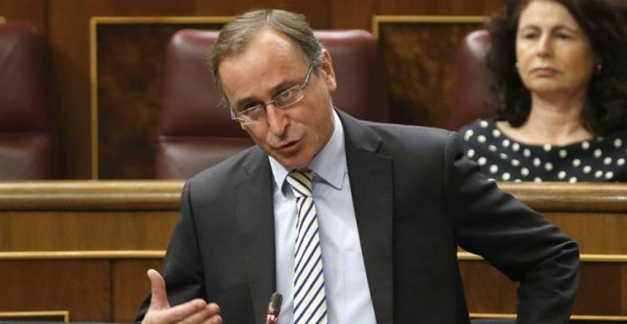 El ministro de Sanidad, Alfonso Alonso, hoy en el Congreso. 