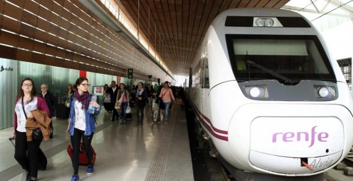 Los servicios mínimos también garantizan hasta el 75% de los trenes.