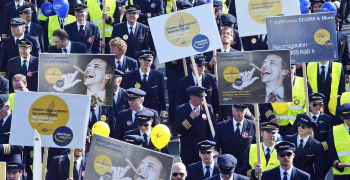 Un grupo de pilotos de Lufthansa se manifiesta en el aeropuerto de Frankfurt