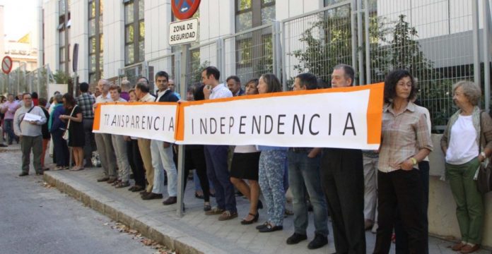 Trabajadores del CSN concentrados hoy frente a la sede del organismo. 