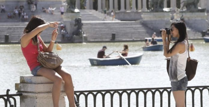 Dos turistas en el Parque del Retiro, en Madrid