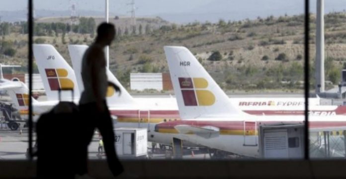 Un pasajero camina la T-4 del aeropuerto Adolfo Suárez Madrid-Barajas