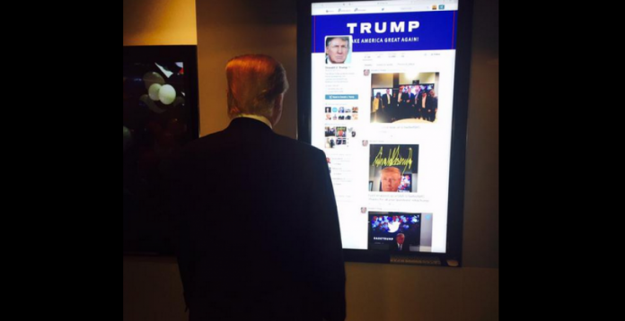 Donald Trump en las oficinas de Twitter admirando la cuenta de Twitter de Donald Trump. 