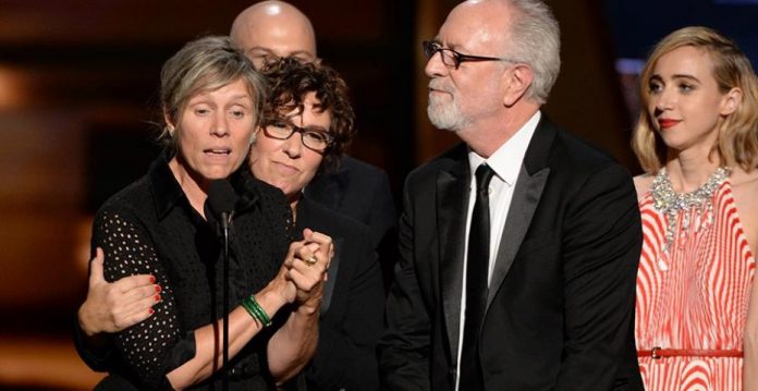 Francis McDormand y el equipo de 'Olive Kitteridge' durante la ceremonia de los Emmys