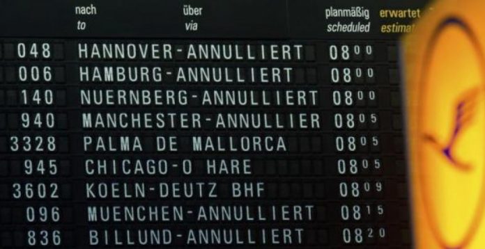 Panel informativo en el aeropuerto de Frankfurt con vuelos cancelados de Lufthansa