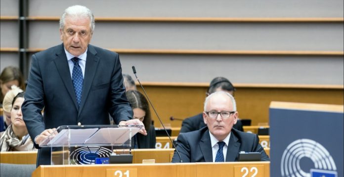 El comisario de Migración, Dimitris Avramopoulos, junto al vicepresidente de la CE, Frans Timmermans, durante el debate