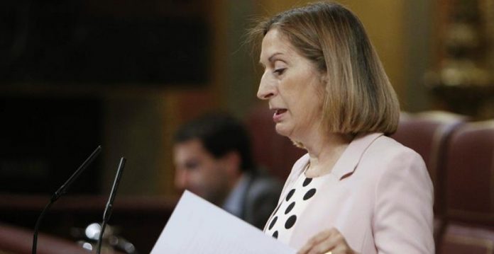 La ministra de Fomento, Ana Pastor, no cierra la vía de la negociación con los controladores.