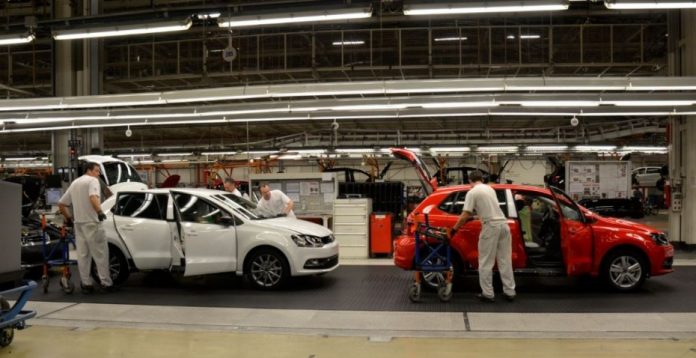 Operarios de la planta de Volkswagen en Landaben (Navarra).