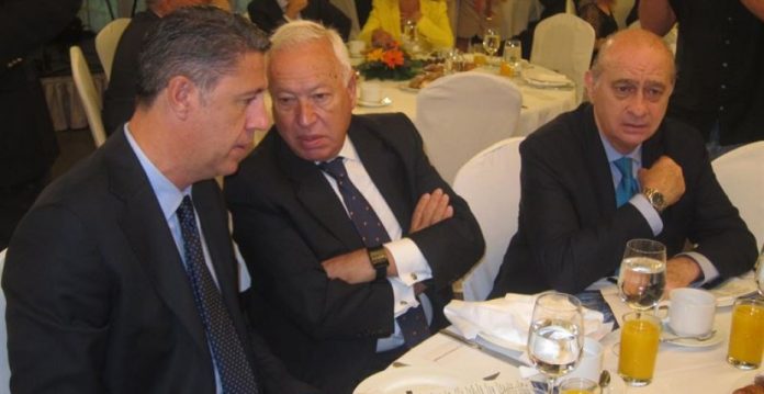 Margallo entre García Albiol y Fernández Díaz durante el acto