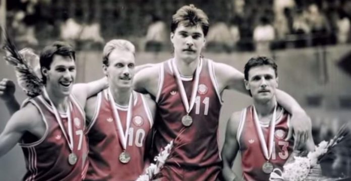 Marciulionis, Kurtinaitis, Sabonis y Homicius tras el oro de 1988