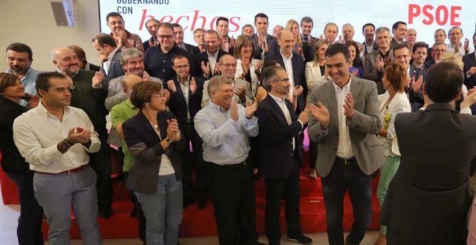 Pedro Sánchez anunció a los alcaldes de su partido que si gobierna derogará la ley local del PP