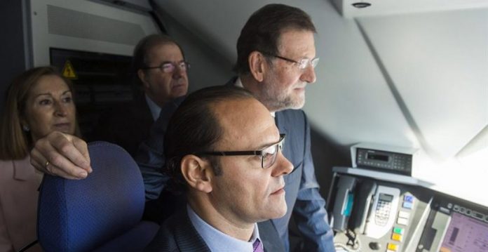 El presidente del Gobierno, Mariano Rajoy, junto a la ministra de Fomento, Ana Pastor, y el presidente de la Junta de Castilla y León, Juan Vicente Herrera, durante el viaje inaugural de la línea de Alta Velocidad que enlaza Valladolid, Palencia y León