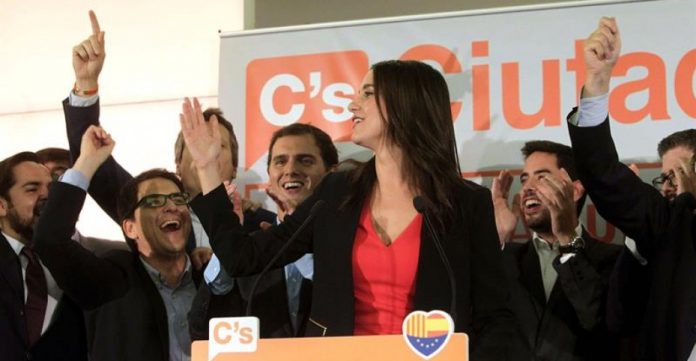 Inés Arrimadas celebra su buen resultado junto a compañeros de C's en la sede barcelonesa.