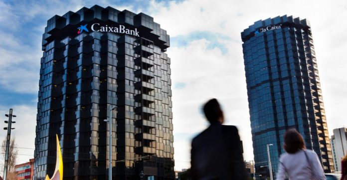 Caixabank es una de las entidades que está en más quinielas entre las interesadas en adquirir bancos más pequeños.