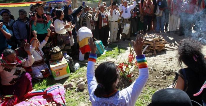 Autoridades indígenas realizan un ritual con agua en apoyo a la demanda de Bolivia