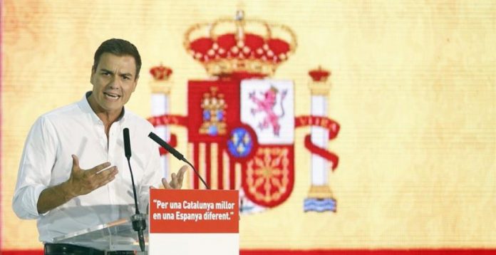 Pedro Sánchez hizo ayer campaña en Cataluña junto a una gran bandera de España