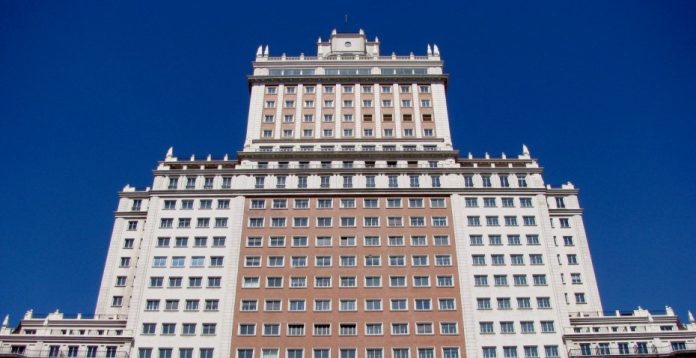 El Ayuntamiento de Madrid defiende que no es necesario desmontar la fachada principal del Edificio España.