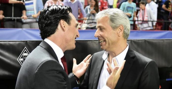 Unay Emery saluda al entrenador rival en el partido de Champions del miércoles