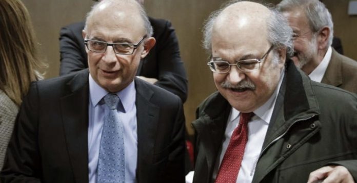 El ministro de Hacienda, Cristóbal Montoro, junto al conseller de Economía catalán, Andreu Mas-Colell.