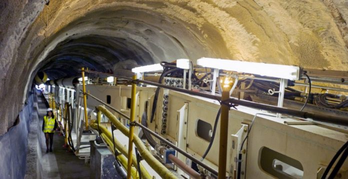 Una tuneladora en las obras de construcción del AVE entre España y Francia.