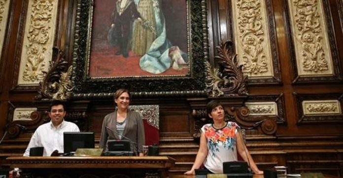 Ada Colau al inicio del pleno junto a los tenientes de alcalde