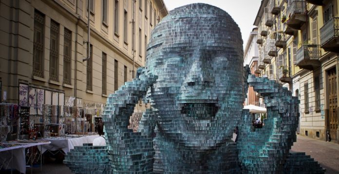 Estatua que sufre en Torino, Italia.  