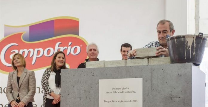 Trabajadores de Campofrío ponen la primera piedra de la nueva planta.