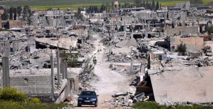 Imagen de una calle de Kobani destrozada por la guerra