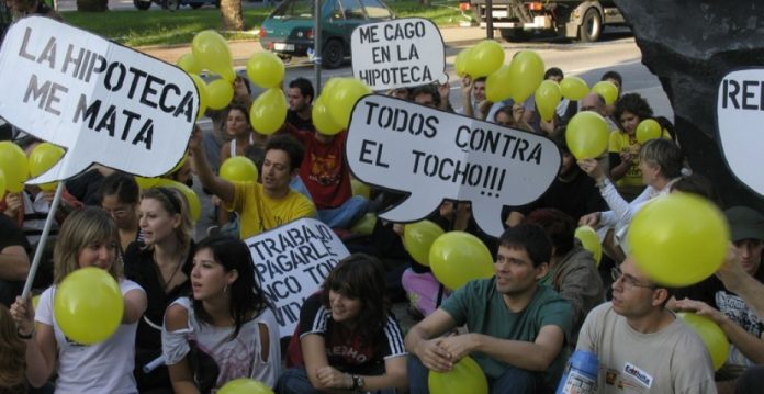 Sentada de un grupo de activistas en favor de un acceso universal a la vivienda.