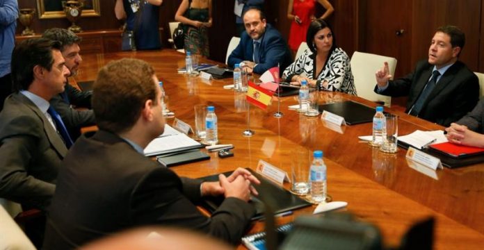 El ministro de Industria, Energía y Turismo, José Manuel Soria, y el presidente de Castilla-La Mancha, Emiliano García-Page, durante su reunión.