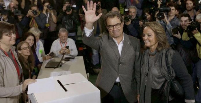 Artur Mas vota el 9N junto a su esposa, Helena Rakosnik