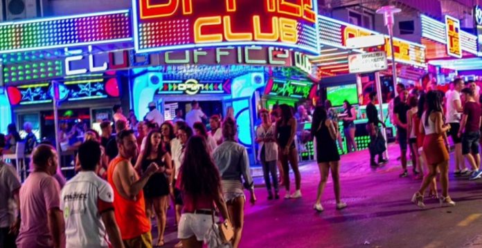 Magaluf se ha convertido en uno de los grandes polos del turismo de borrachera. Los hoteleros quieren ahora atraer a más familias y a menos hooligans. 