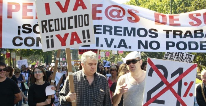 Peluqueros de toda España se manifestaron recientemente contra la subida del IVA a su actividad.