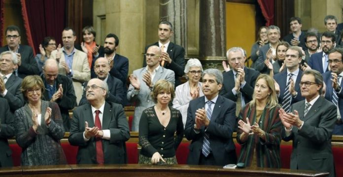 El Gobierno en funciones de Mas y la bancada de Junts pel Sí durante la primera sesión del nuevo Parlamento catalán