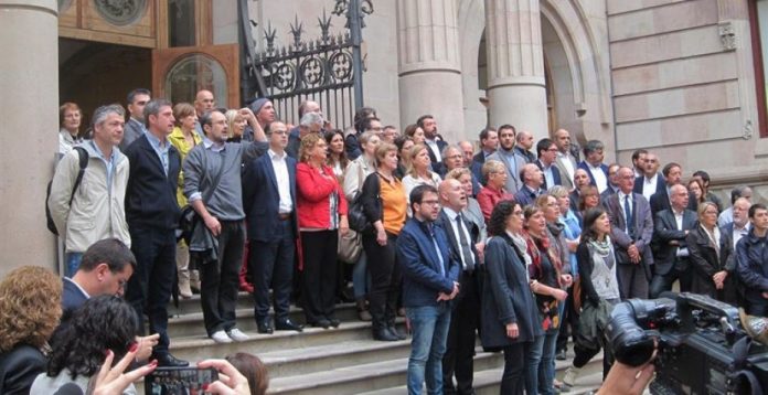 Consellers y líderes independentistas arropan a Rigau delante del tribunal