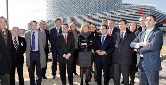 Víctor Madera (izquierda con corbata azul), en la presentación del Hospital Rey Juan Carlos