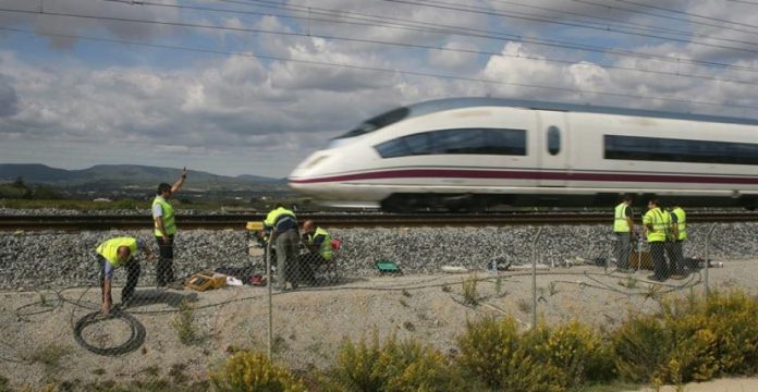 Trabajadores en el lugar en el que se produjeron los cortes en la fibra óptica.