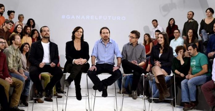 El secretario general de Podemos, Pablo Iglesias y el equipo de campaña  para el 20D.