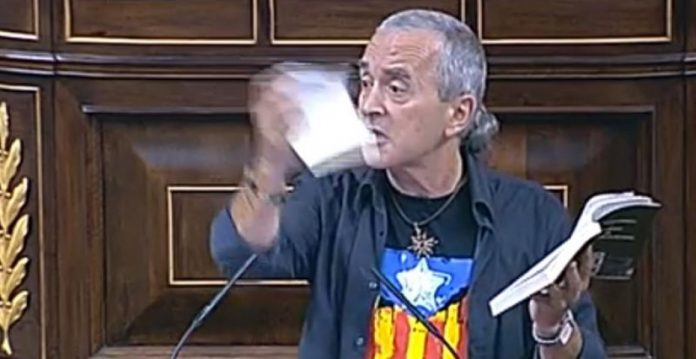 El diputado navarro arrancó varias hojas de la Constitución durante una intervención en el Congreso para 