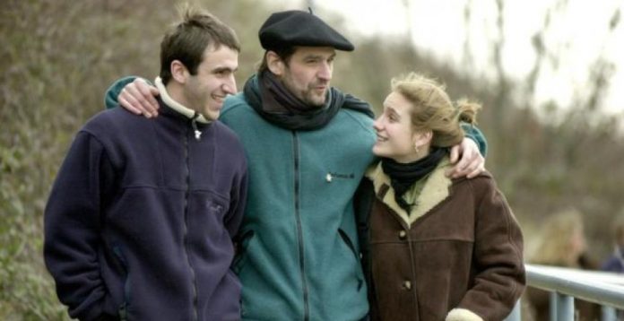 Egoitz Urrutikoetxea junto a su padre y a su hermana Irati. 