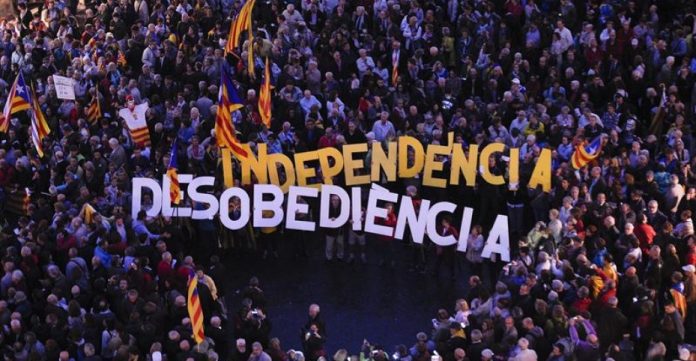 La plaza de Sant Jaume se llenó de pancartas con lemas independentistas