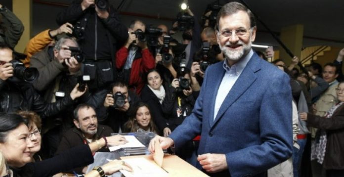 El presidente del Gobierno, Mariano Rajoy, votando en las elecciones de mayo.